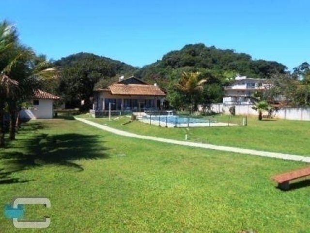 Excelente residência frente a Baia de Guaratuba amplo terreno com trapiche e piscina. - Guaratuba